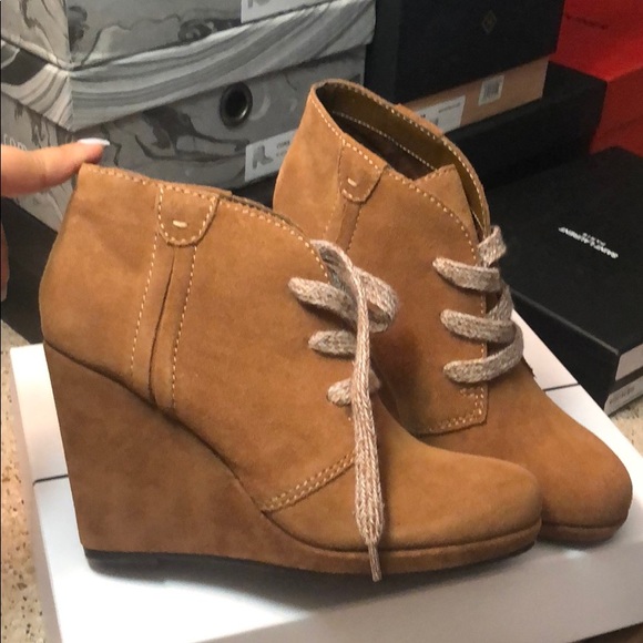 BNIB Dolce Vitta Suede Wedge Booties (GAEL) - Picture 3 of 4